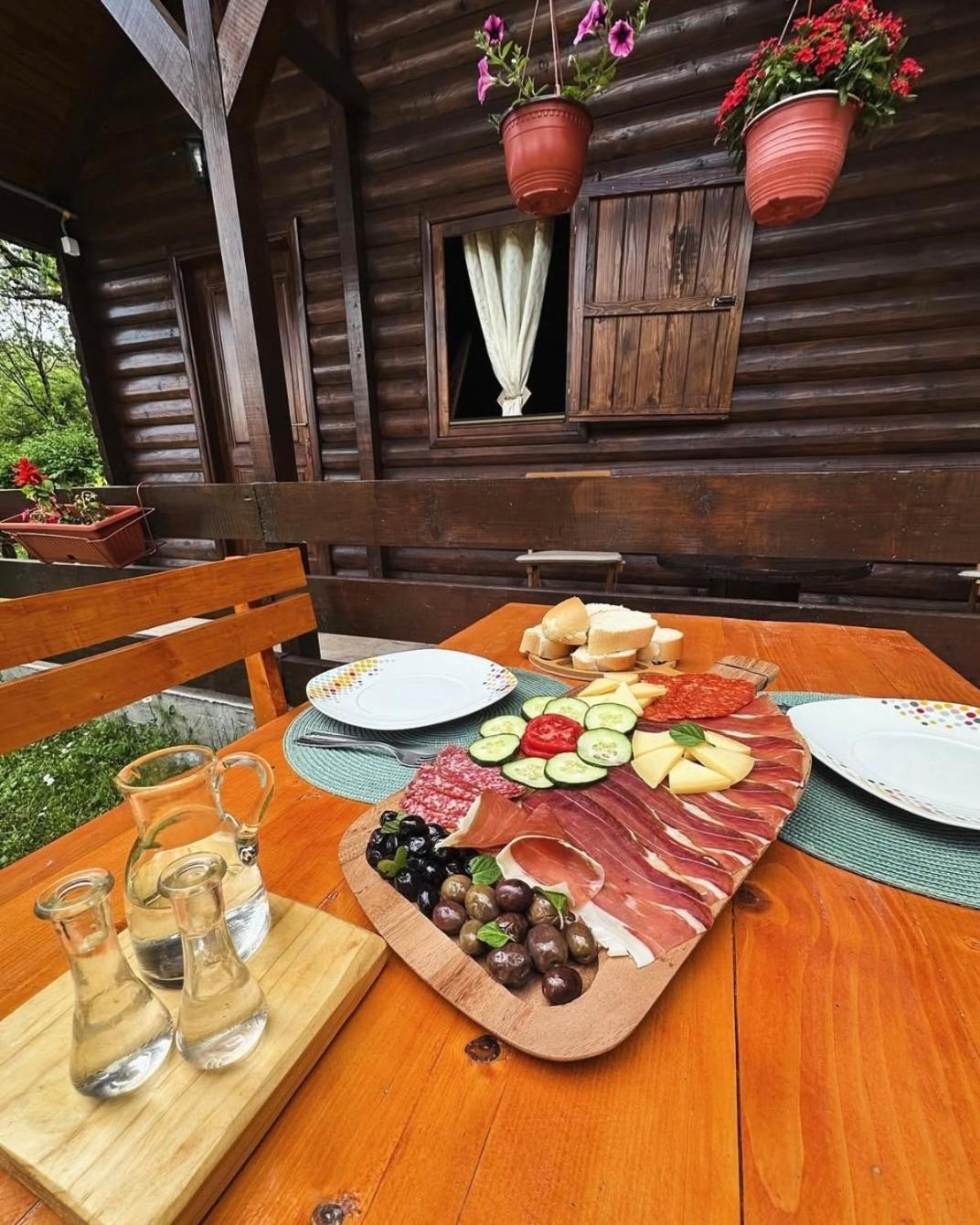 Cabin House Dubovik ツェティニェ エクステリア 写真