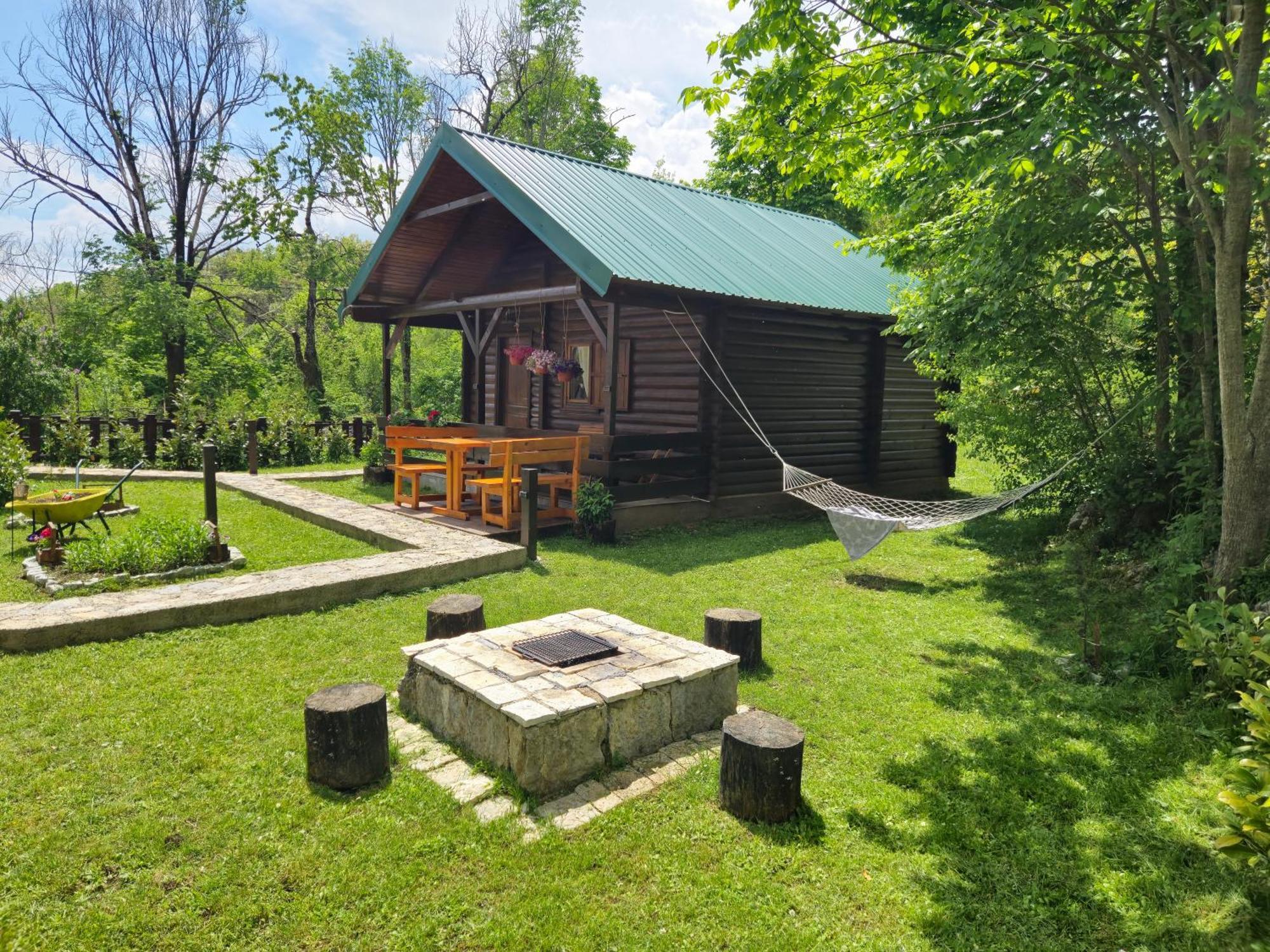 Cabin House Dubovik ツェティニェ エクステリア 写真